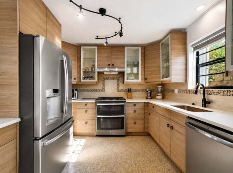 Full kitchen • Stove, oven, microwave, fridge • Cookware included