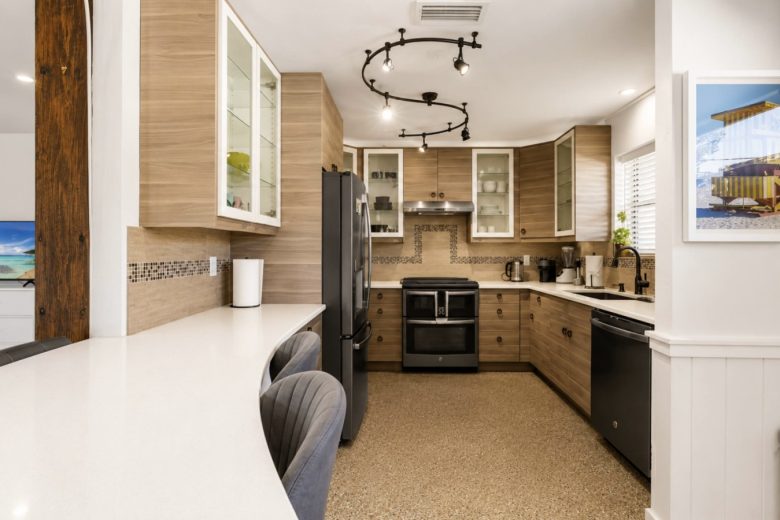 Full kitchen • Stove, oven, microwave, fridge • Cookware included