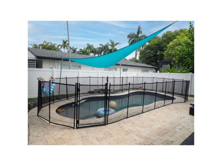 Safety fence around the pool. Can be removed if requested,.